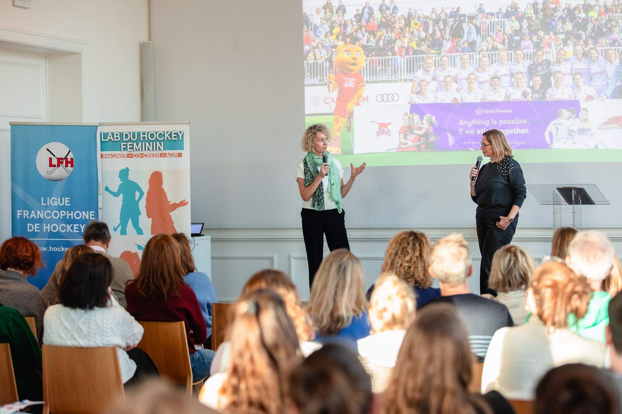 Lab du hockey féminin ondersteund door Grant Thornton